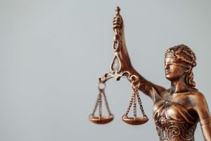 the symbol of justice and justice is a statuette o KR37EUK 1
